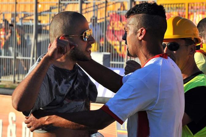 Un ultr del Lecce inveisce contro il giocatore del Carpi Kabine, autore del gol che ha condannato i salentini. Evangelista